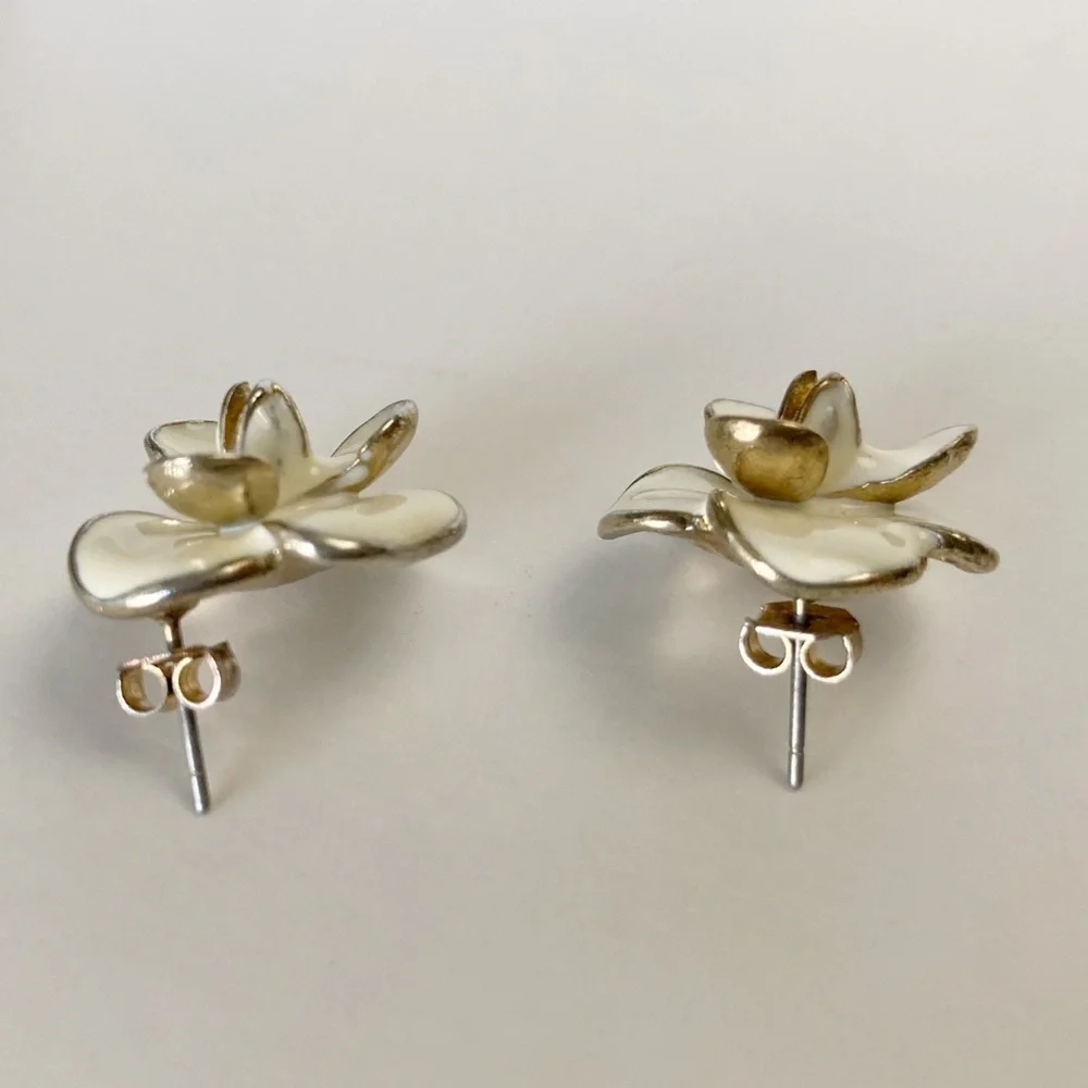 Cream Flower Enamel Earrings - Picture 7 of 7